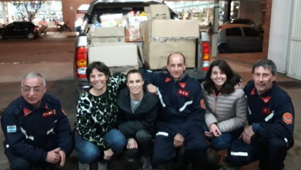 Nestor Marquez, Sergio Fernandez, Cesar Gatti y las integrantes del Banco de Comidas anoche cuando recibieron los alimentos