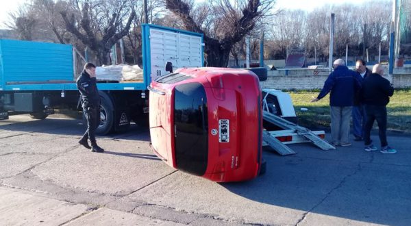 Vehiculo que termino volcado sobre la cinta asfaltica