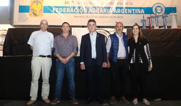 Achetoni junto a Federados que le acompañana en la conduccion de la entidad