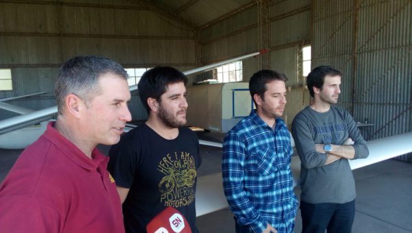 Alberto Badano junto a los pilotos de Vuelo a Vela en el Aero Club 9 de Julio