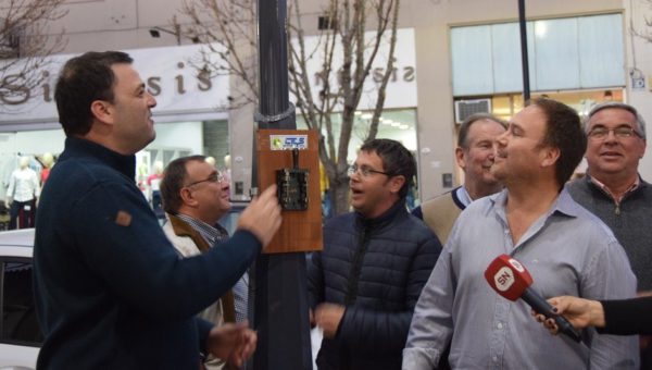 Barroso y el gerente de la CEyS Fabricio Lostia dejan inaugurado el nuevo sistema luminico sobre calle La Rioja y Libertad