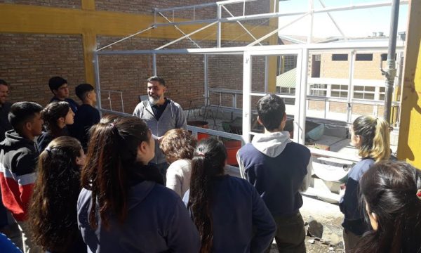 Brangeri explica a los alumnos de Alvear un proyecto de huerta en un reducido espacio que se desarrolla en la escuela