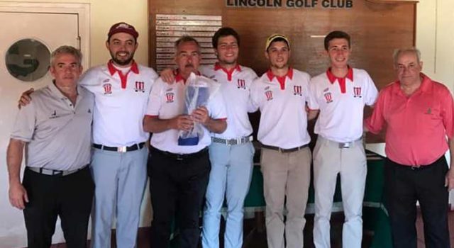 El equipo del Golf Club Atletico 9 de Julio recibiendo su trofeo