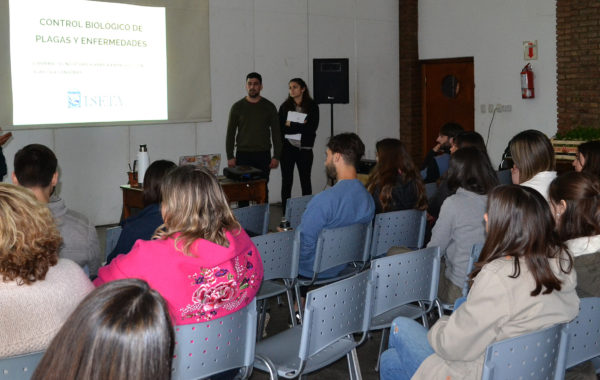 El Ing Romano y alumnos de la materia de Fitopatologia durante la charla