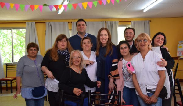 Maria Eugenia Vidal junto a empleados del Asilo de Ancianos