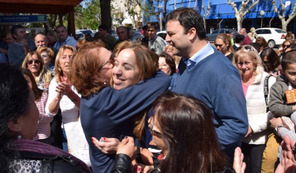 Vidal recibiendo el abrazo de vecinos en el centro de la ciudad
