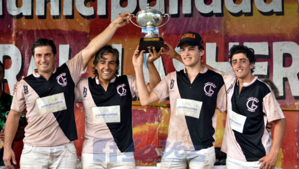 Ariel Tapia, Pipi Alberti, Tomás Liñeiro y Matías Tapia, levantan el trofeo de campeon en Las Heras