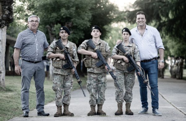 Barroso y Della Roca junto a soldados nuevejulienses que cumplen funciones en el GA 10