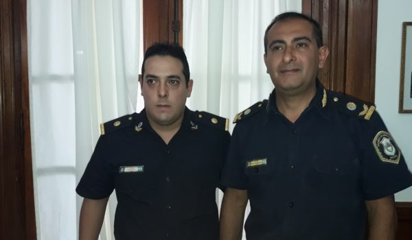 Comisario Insp Gustavo Quemehuencho y Sub Comisario Bruno Sbrissa tras asumir en su nueva función
