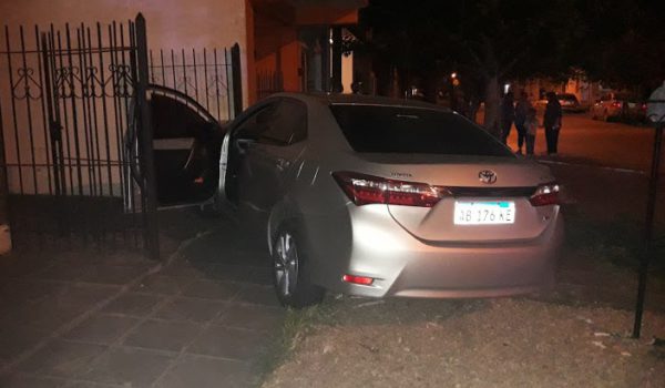 El automovil Toyota termino contra el frente de una vivienda sobre calle Freyre