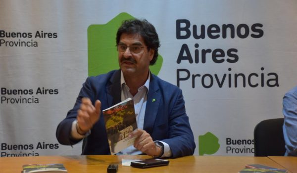Ministro Leonardo Sarquis, presento un libro sobre la gestion de los ultimos cuatro años en la agro industria bonaerense
