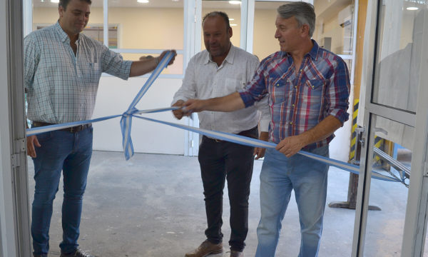 Silvio Balbo, Alejandro Anchava y Mariano Barroso dejan inaugurada la Sala de Saberes Digitales ubicada dentro del taller
