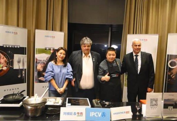 Torelli junto a Forte y cocineros de China en el stand del IPCVA