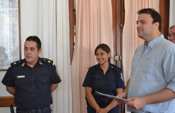 El Intendente Barroso realizo un reconocimiento a una Oficial de Policia