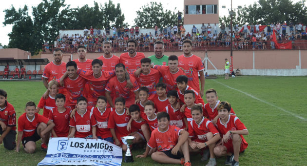 El equipo de Agustin Alvarez acompañado por los jugadores de la 8va campeon