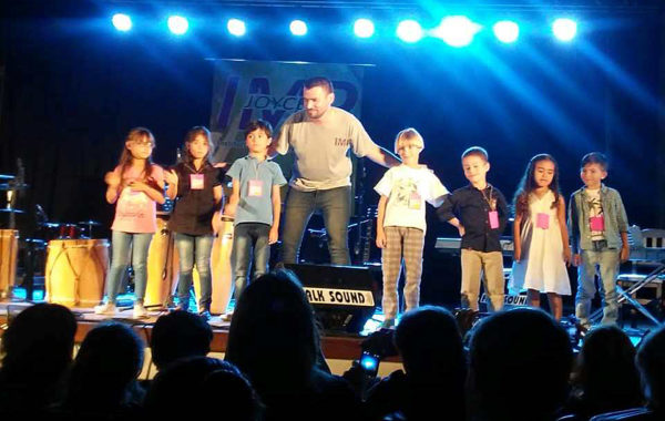El profesor Mauricio Perez junto a alumnos de 6 y 7 años de Iniciación Musical