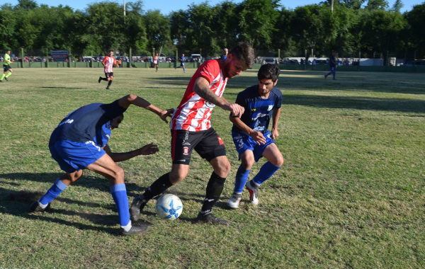 Maccaganani intenta llevarse la pelota, pero no prospera