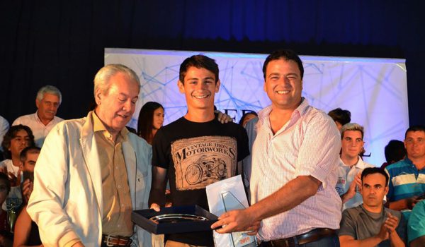 Mariano Navone recibiendo su premio de manos del Intendente Barroso y del periodista deportivo Guillermo Blanco