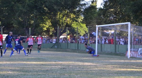 Yamil Acis se queda con la pelota ante el peligro Millonario