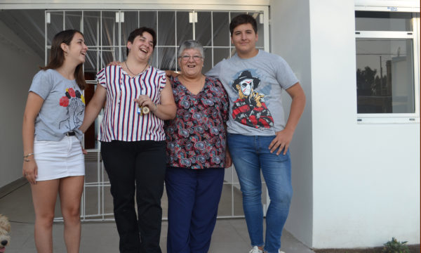 Andrea Marini junto a sus dos hijos y su madre Alicia felices ya con llame en mano de la casa que entrego el Club de Leones