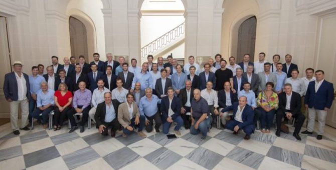 Foto tras la reunion del Gobernador Axel Kicillof con intendentes de Juntos por el Cambio, entre ellos Mariano Barroso