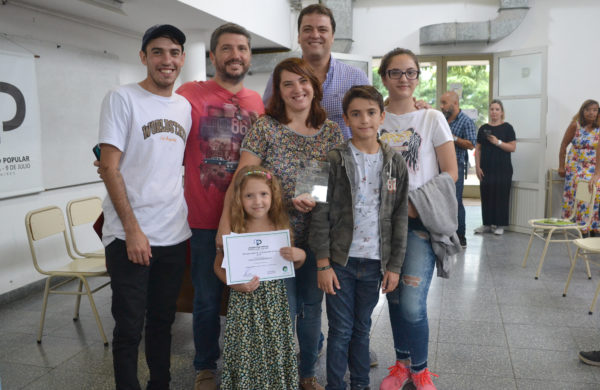 La familia de Maria Angeles Perazzo junto al Intendente Barroso luego de recibir el premio