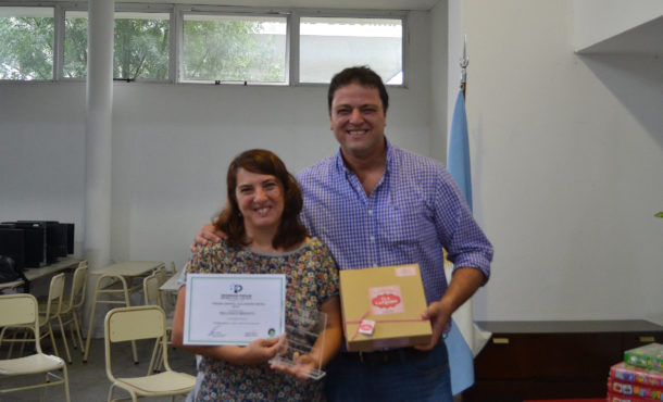 Maria Angeles Perazo recibiendo su premio junto al Intendente Barroso