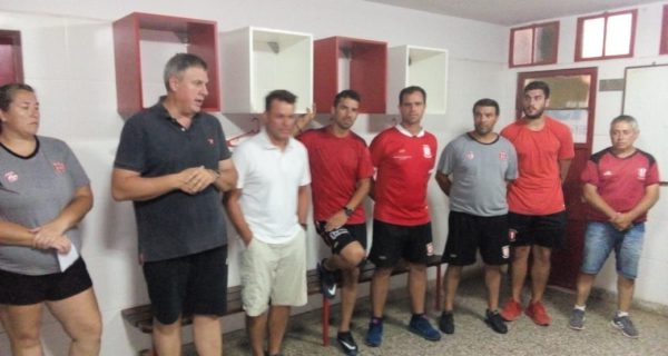 Victor Mafferetti y Federico Raineri junto al cuerpo tecnico de Futbol de Atletico 9 de Julio