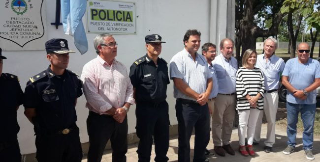 Barroso junto a efectivos de Policia, concejales, vecinos y el Diputado Vivani