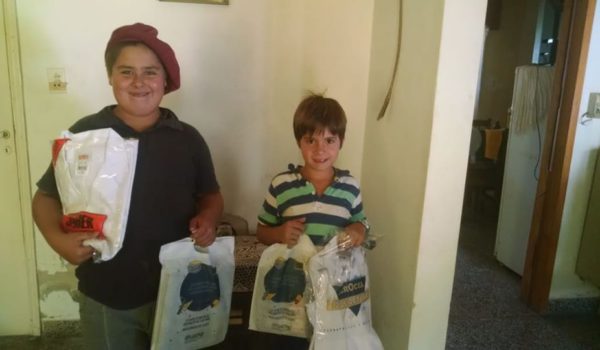 Hijos de trabajadores rurales que recibieron sus kits en UATRE 9 de Julio