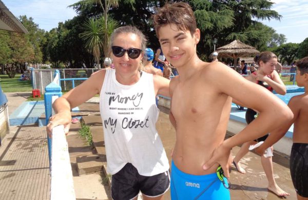 Theo junto a su profesora, Leticia Arruiz en un torneo de natacion reciente en Libertad