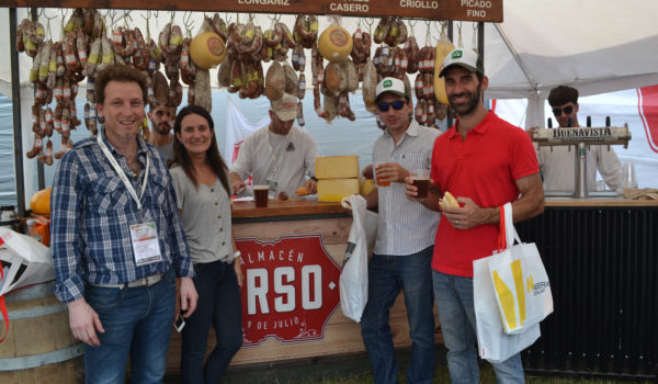 Rodolfo Torres junto a nuevejulienses que se acercaron al stand y disfrutaron de productos URSO y cerveza Buena Vista