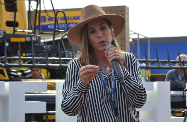 Soledad Pastoruti destaco las cualidades de la CR 1090 en Expoagro