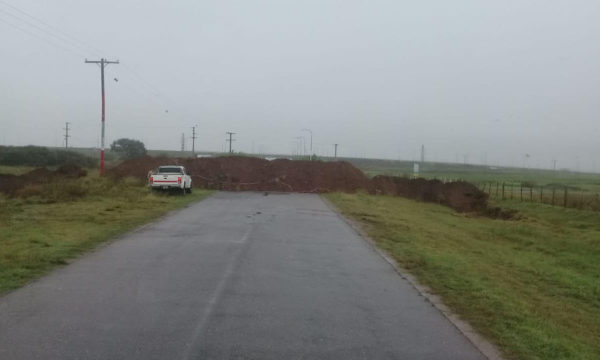 Camino provincial de ingreso a San Luis cerrado con un talud de tierra – foto Aapresid