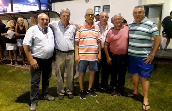 Garcia, reciente junto a socios y amigos de Libertad, cuando se impuso su nombre al Dep de Futbol infantil en el Club