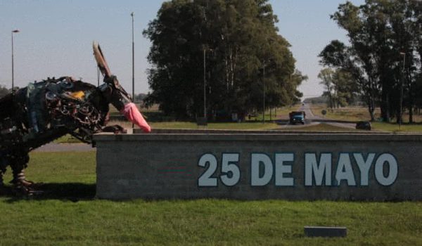 Monumento con tapboca en rotonda de 46 en 25 de Mayo