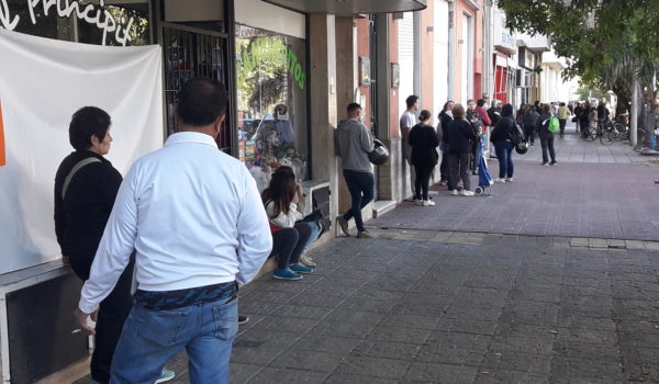 Vecinos sobre Av Vedia esperando poder ingresar a Banco Nacion