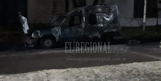 El vehiculo quedo totalmente destruido por el fuego