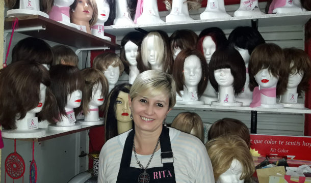 Rita con parte de sus pelucas que realiza junto a un grupo de mujeres y miles en el pais que colaboran