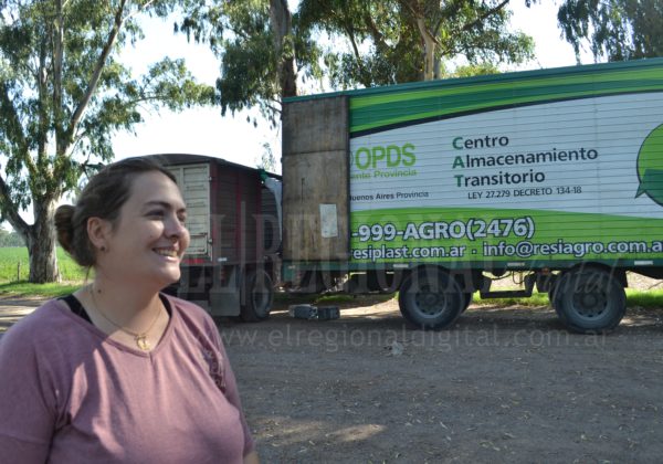 Maria Angélica Merlino, Directora de Gestión Medio Ambiente Municipal durante una entrega en agosto del  2020