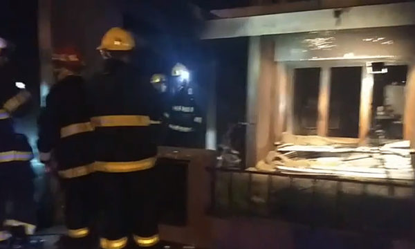 Bomberos trabajando en la vivienda de calle Irigoyen donde se produjuo el incendio esta madrugada