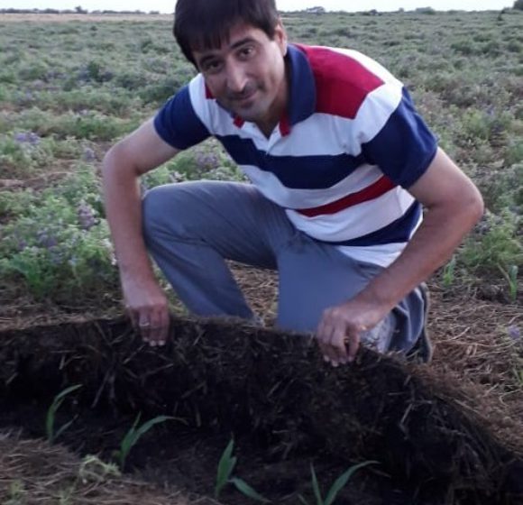 Ing Yaquinta en un cultivo de maiz sobre una cobertura