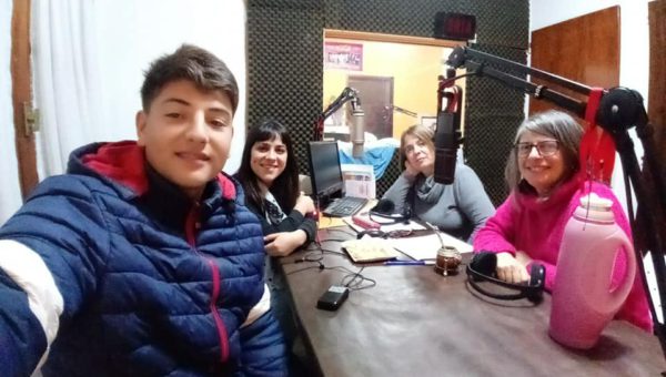 Integrantes de la comunidad educativa CEPT El Chaja haciendo radio en FM Amanecer