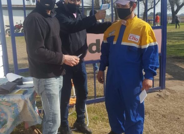 Un piloto de karting al momento de ingresar al kartodromo