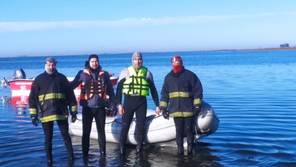 Los Bomberos Voluntarios de 9 de Julio Daniel Seijo,  Emanuel Contino,  Daniel Impinnisi y Cesar Gatti antes de ingresar al agua en la búsqueda del joven el pasado jueves 13