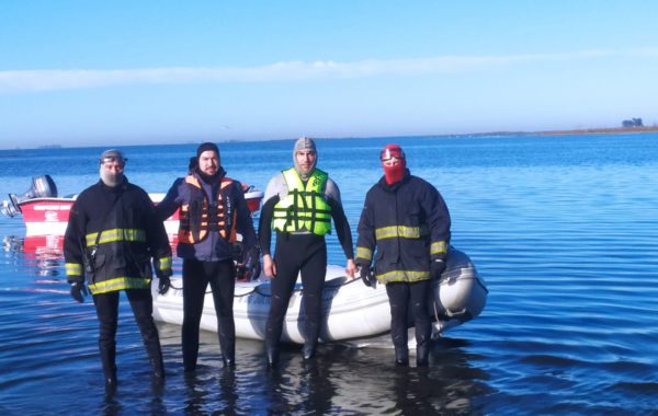 Los Bomberos Voluntarios de 9 de Julio Daniel Seijo,  Emanuel Contino,  Daniel Impinnisi y Cesar Gatti antes de ingresar al agua en la búsqueda del joven el pasado jueves 13