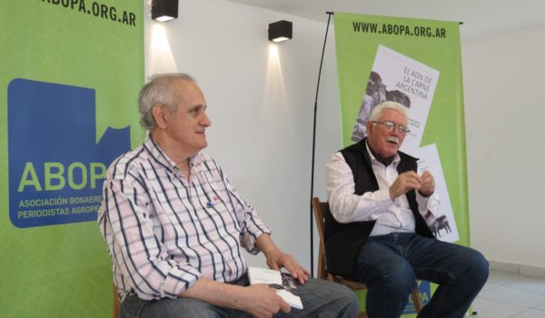 Gerardo Gallo Candolo de ABOPA junto a Segundo Acuña durante la presentación del libro