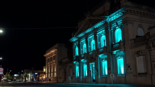 El Municipio de 9 de Julio acompaña el trabajo de concientizacion iluminando el palacio municipal con el color turquesa