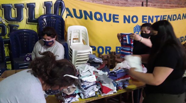 Integrantes de Boca Soldiario clasifican ropa de niños