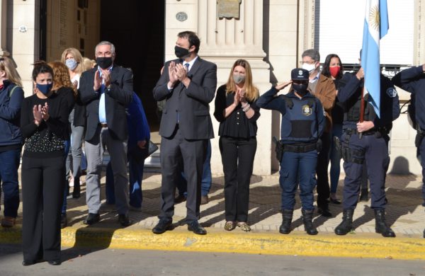 Mariano Barroso, funcionarios y Policia Comunal al despedir al Dr Battsitella